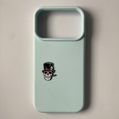 Pinkgul.no decorative metal skull sticker with a top hat design applied to a light blue smartphone case