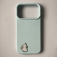 Pinkgul.no decorative metal sticker applied to a light blue phone case for a stylish, personalized look.