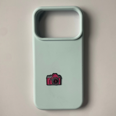 Pinkgul.no decorative metal camera sticker applied to a light blue smartphone case