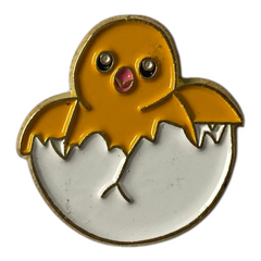 Pinkgul.no decorative metal sticker featuring a cute yellow chick hatching from a white eggshell