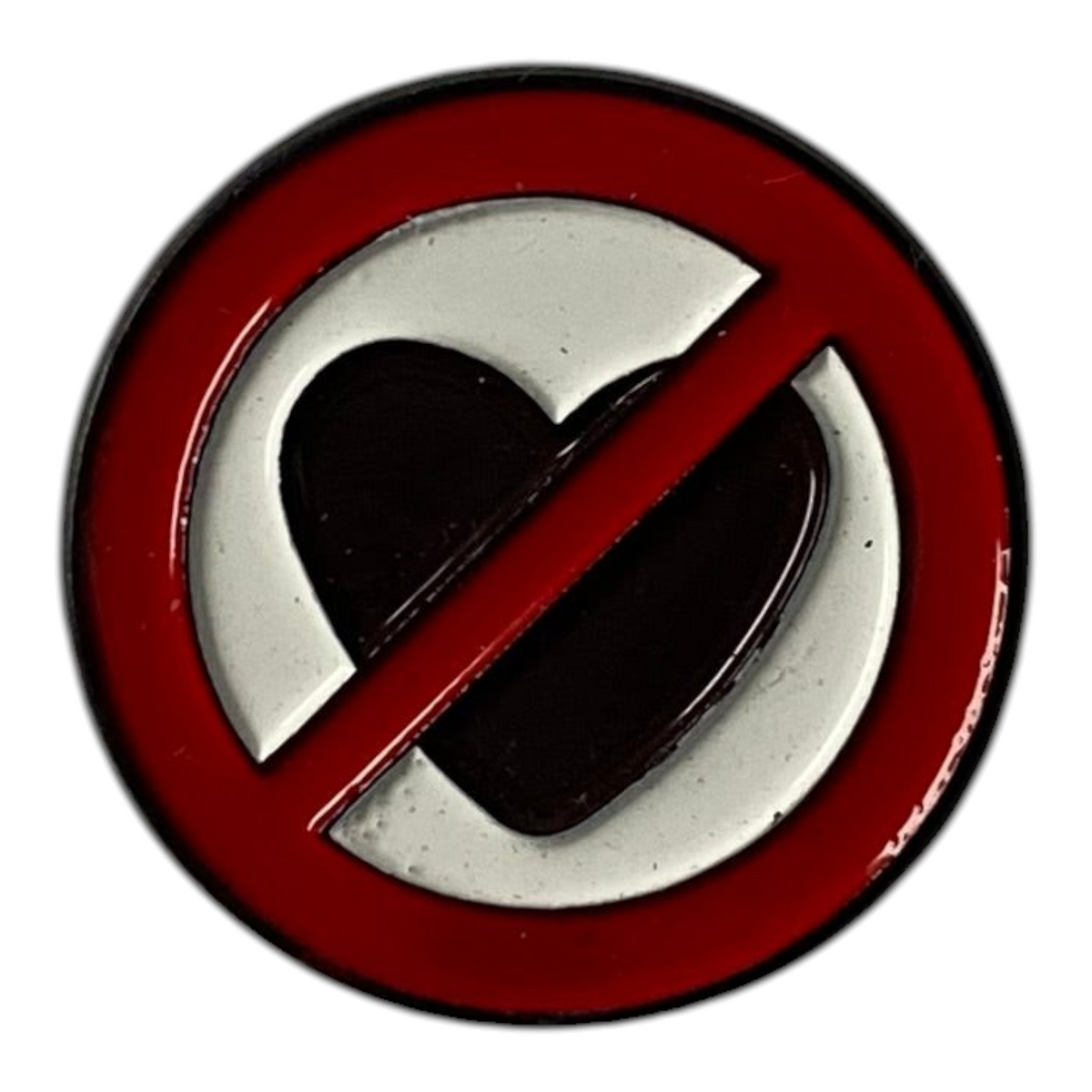 Pinkgul.no decorative metal sticker featuring a black heart inside a red prohibition circle on a white background.
