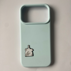 Pinkgul.no decorative metal sticker applied to a light blue smartphone case