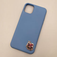 Pinkgul.no blue phone case decorated with a small raised metal sticker featuring a makeup palette design