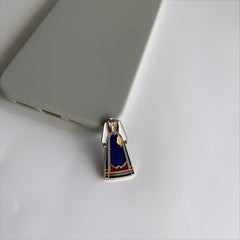Pinkgul.no decorative metal sticker featuring a blue Norwegian bunad design applied to a smartphone case.
