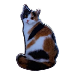Pinkgul.no decorative metal sticker featuring a cute calico cat design with a smooth, raised finish.