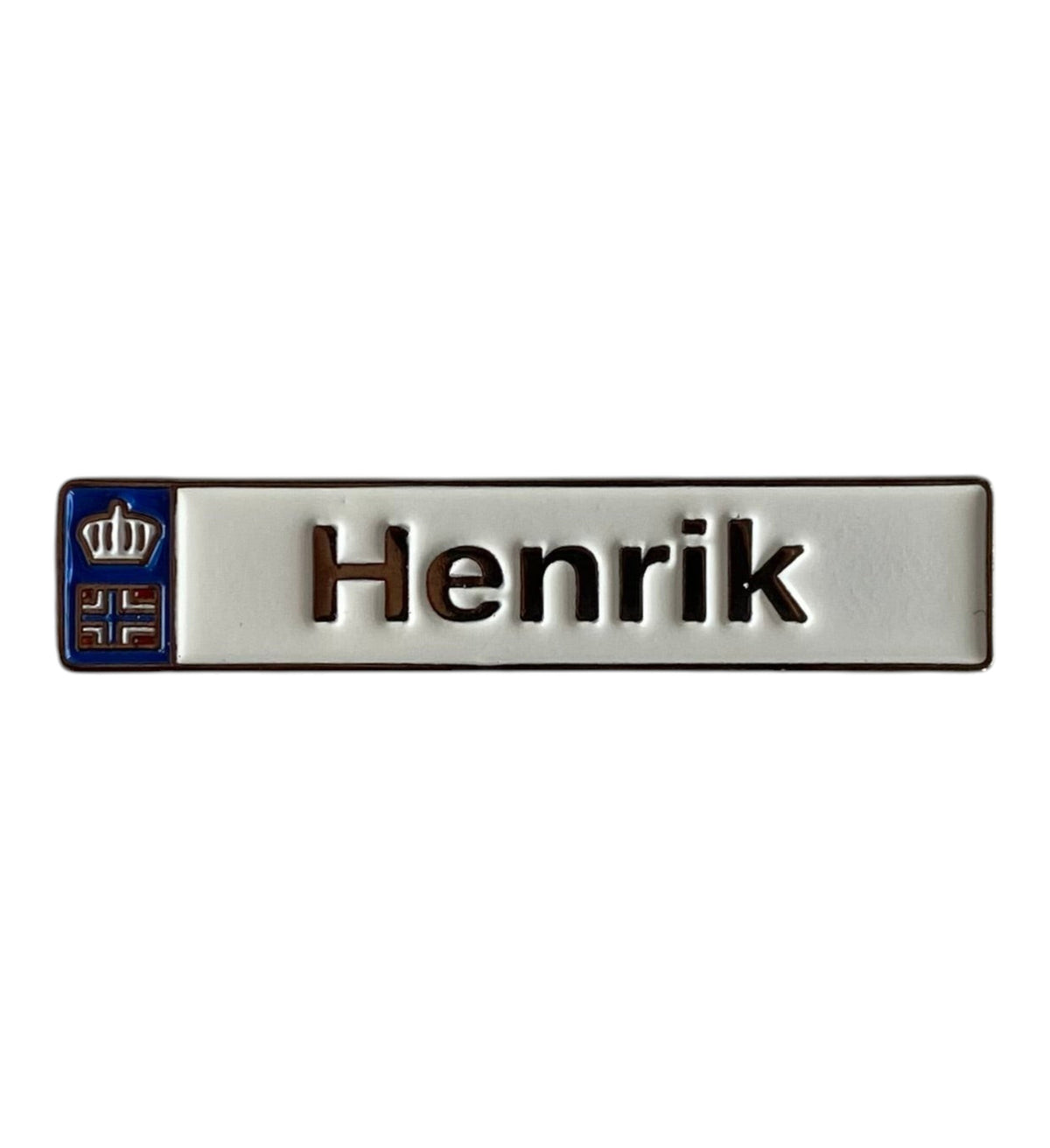 Pinkgul.no Henrik decorative metal sticker with a white surface, black text, and a small blue crown emblem.