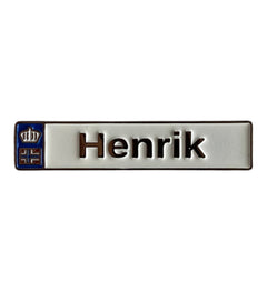 Pinkgul.no Henrik decorative metal sticker with a white surface, black text, and a small blue crown emblem.
