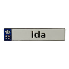 Pinkgul.no Ida decorative metal sticker with a crown and flag emblem on a white background