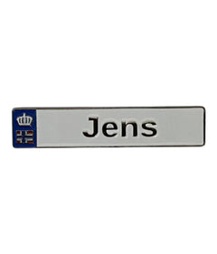 Pinkgul.no Jens decorative metal sticker with a silver finish, blue accent, and crown emblem for smooth surfaces.