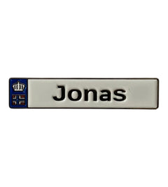 Pinkgul.no Jonas decorative metal sticker with a white background, black text, and a small blue and red emblem.