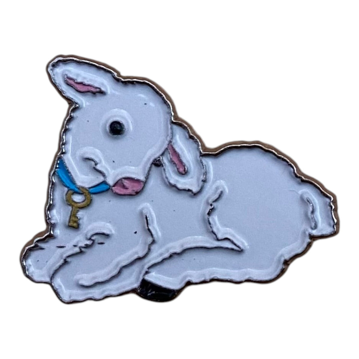 Pinkgul.no decorative metal sticker featuring a cute white lamb with a blue collar and gold key charm