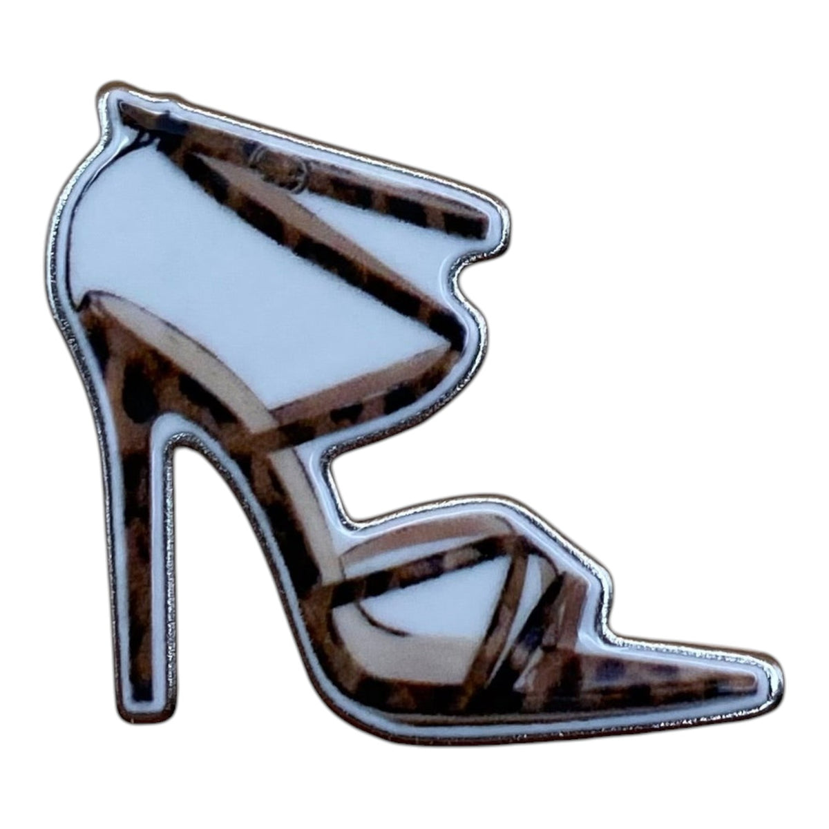 Pinkgul.no decorative metal sticker shaped like a high-heeled sandal with a brown and white leopard print pattern.