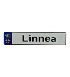 Pinkgul.no Linnea decorative metal sticker with a raised crown emblem and name text on a white background