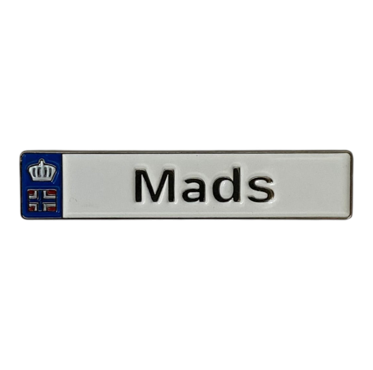 Pinkgul.no Mads decorative metal sticker with a white finish, blue crown emblem, and raised black lettering.