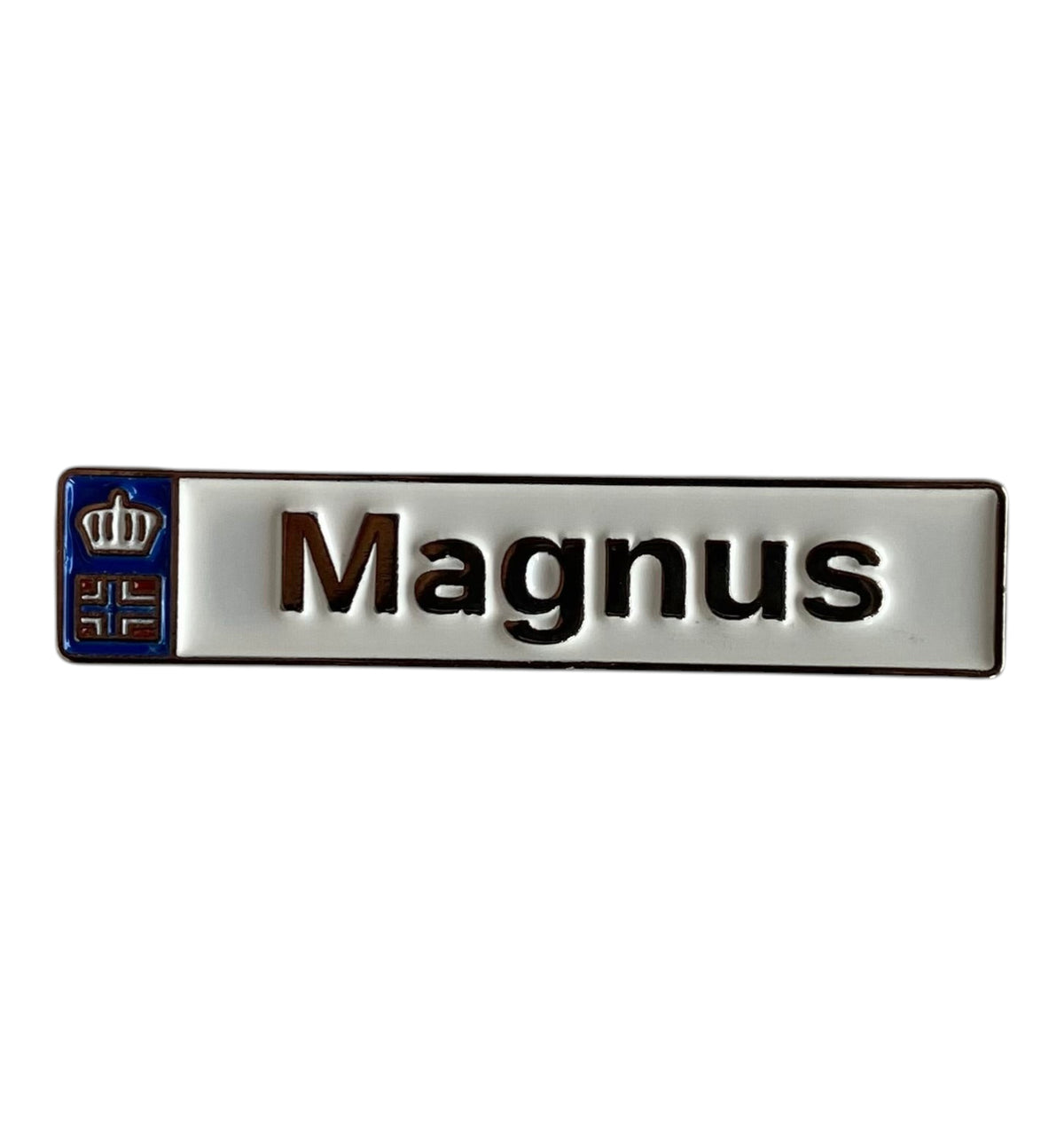 Pinkgul.no Magnus decorative metal sticker with a crown and flag emblem on a white background