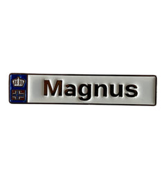 Pinkgul.no Magnus decorative metal sticker with a crown and flag emblem on a white background