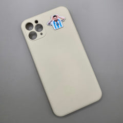 Pinkgul.no decorative metal sticker of Lionel Messi in an Argentina jersey applied to a beige smartphone case