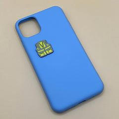 Pinkgul.no decorative metal sticker shaped like a neon yellow safety vest attached to a blue smartphone case