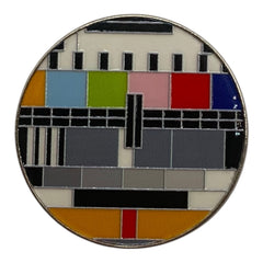 Pinkgul.no decorative metal sticker featuring a colorful retro television test pattern design on a circular base.