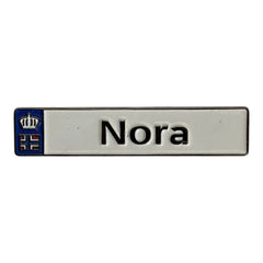 Pinkgul.no Nora decorative metal sticker with a crown emblem and smooth finish for electronics or smooth surfaces.