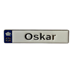 Pinkgul.no Oskar decorative metal sticker with a white surface, raised lettering, and a small crown and flag emblem.