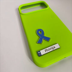 Pinkgul.no Ronja decorative metal sticker with a blue awareness ribbon and name plate on a lime green phone case