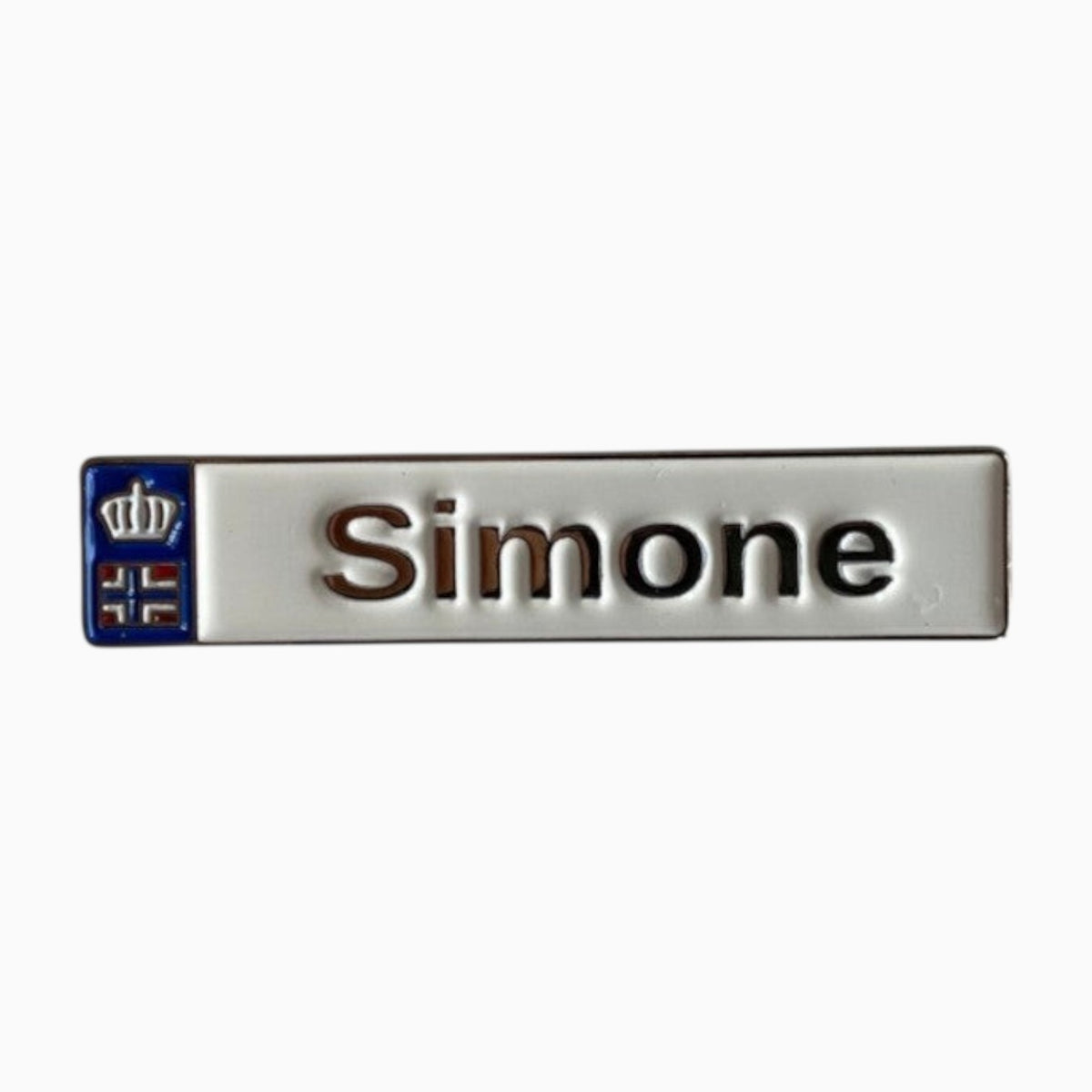 Pinkgul.no Simone decorative metal sticker with a white surface, raised lettering, and a small crown emblem.