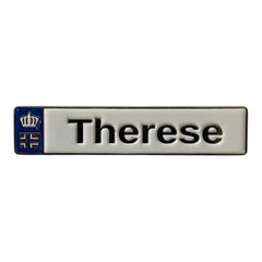 Pinkgul.no Therese decorative metal sticker with a small crown icon and blue accent on a white background.