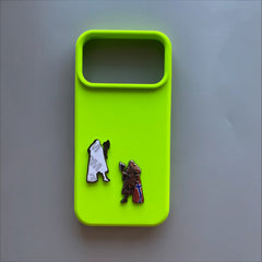 Pinkgul.no Vindra decorative metal sticker featuring a Viking warrior design applied to a bright neon green phone case