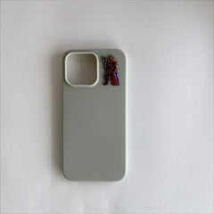 Pinkgul.no Vindra decorative metal sticker featuring a Viking warrior design applied to a light green phone case