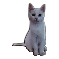 Pinkgul.no decorative metal sticker featuring a white cat with blue eyes, suitable for phones and smooth surfaces.