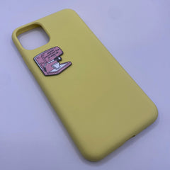 Pinkgul.no Z1 decorative metal sticker featuring a pink mixer design applied to a yellow smartphone case
